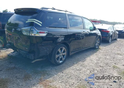 2015 Toyota Sienna Se 8 Passenger z USA, uszkodzony, nr VIN 5TDXK3DC5FS641004